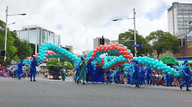 (c)ecube161201_santaparade03.jpg